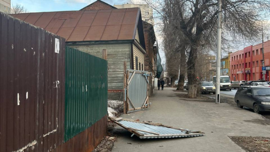 В Саратове сильный ветер ломал остановки, деревья, заборы и остановил трамваи