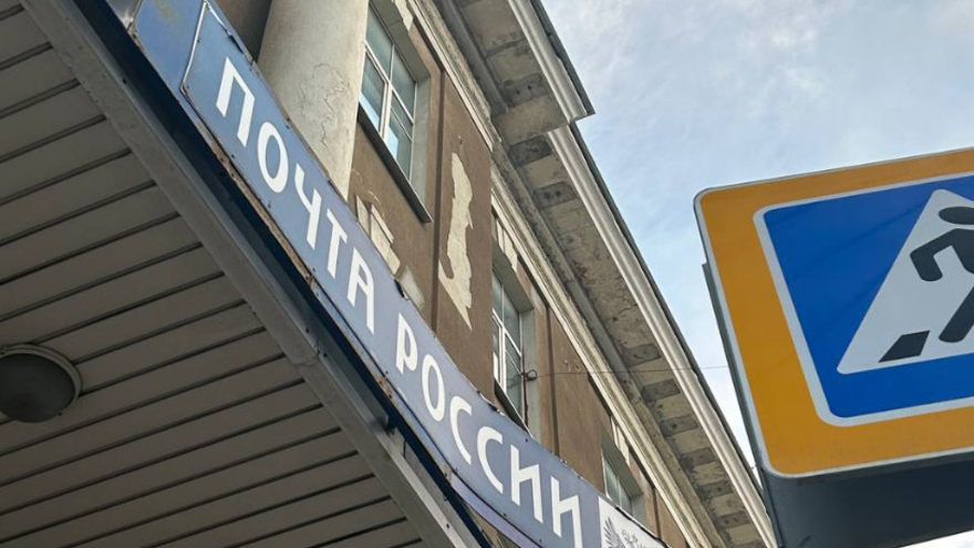 В Саратове сильный ветер ломал остановки, деревья, заборы и остановил трамваи