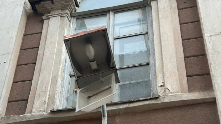 В Саратове сильный ветер ломал остановки, деревья, заборы и остановил трамваи