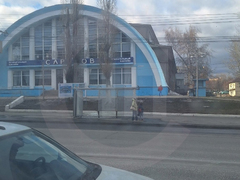 В Саратове сильный ветер ломал остановки, деревья, заборы и остановил трамваи