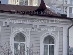 В Саратове сильный ветер ломал остановки, деревья, заборы и остановил трамваи