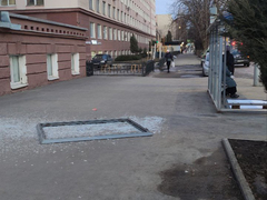 В Саратове сильный ветер ломал остановки, деревья, заборы и остановил трамваи