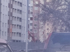 В Саратове сильный ветер ломал остановки, деревья, заборы и остановил трамваи