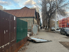 В Саратове сильный ветер ломал остановки, деревья, заборы и остановил трамваи