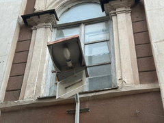 В Саратове сильный ветер ломал остановки, деревья, заборы и остановил трамваи