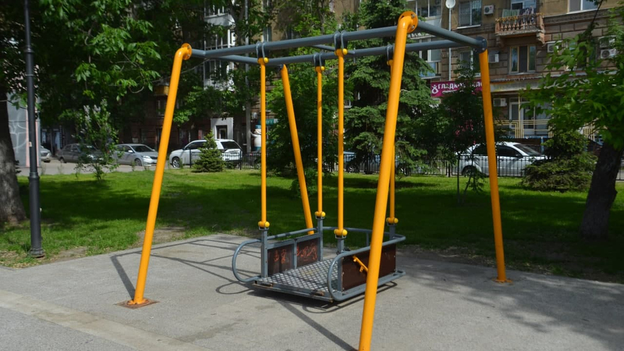 В центре Саратова мальчика ударило качелями по лицу