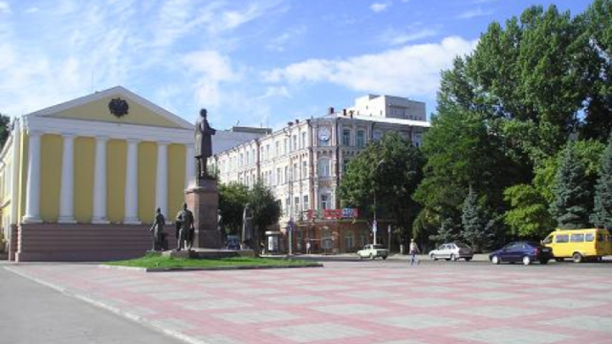 На площади перед думой за 4,6 млн заменят плитку на брусчатку