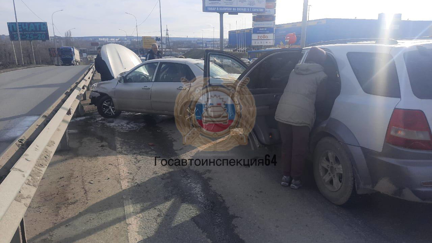 На окраине Саратова женщина-водитель пострадала в ДТП с кроссовером