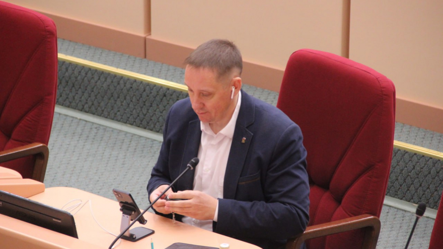 Минимальный уровень безработицы, хороший рост зарплат, крупные инвестпроекты: губернатор отчитывается перед облдумой