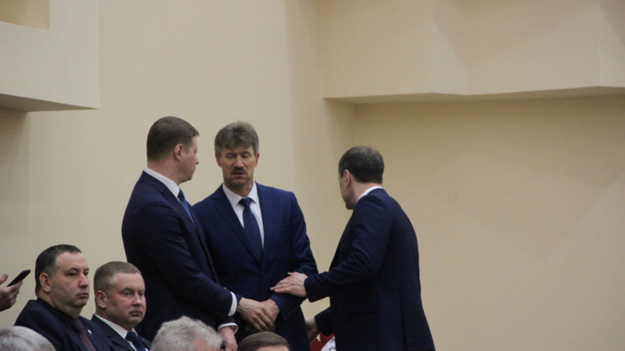 Минимальный уровень безработицы, хороший рост зарплат, крупные инвестпроекты: губернатор отчитывается перед облдумой