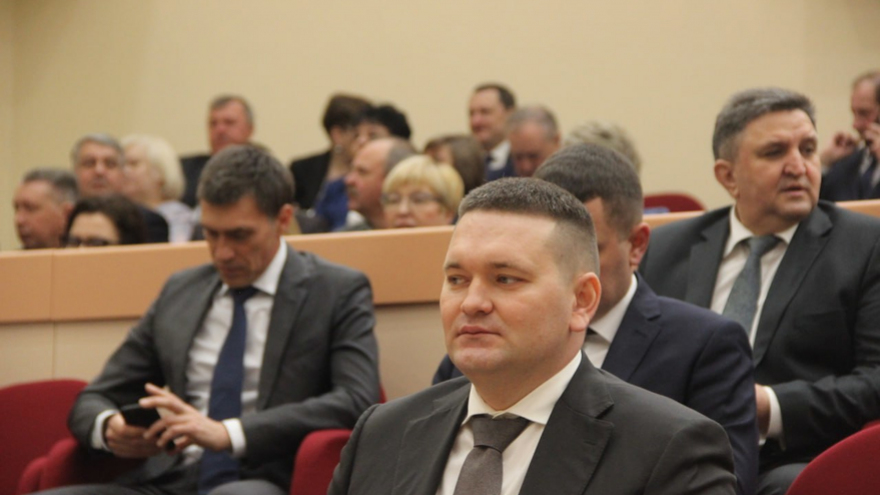 Минимальный уровень безработицы, хороший рост зарплат, крупные инвестпроекты: губернатор отчитывается перед облдумой