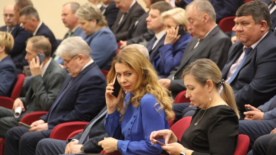 Минимальный уровень безработицы, хороший рост зарплат, крупные инвестпроекты: губернатор отчитывается перед облдумой