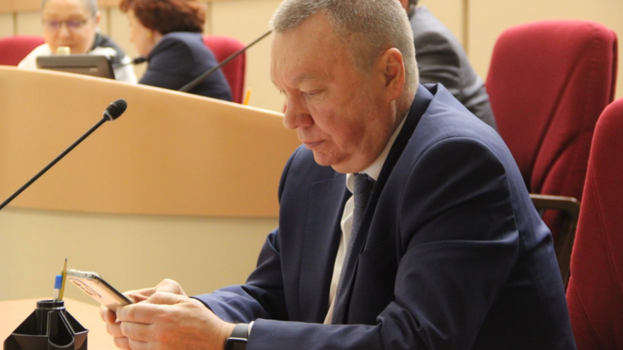 Минимальный уровень безработицы, хороший рост зарплат, крупные инвестпроекты: губернатор отчитывается перед облдумой