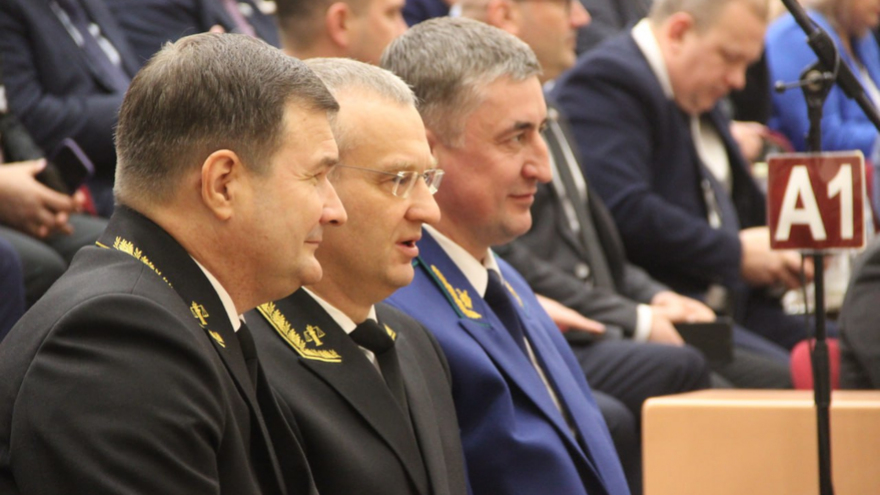 Минимальный уровень безработицы, хороший рост зарплат, крупные инвестпроекты: губернатор отчитывается перед облдумой