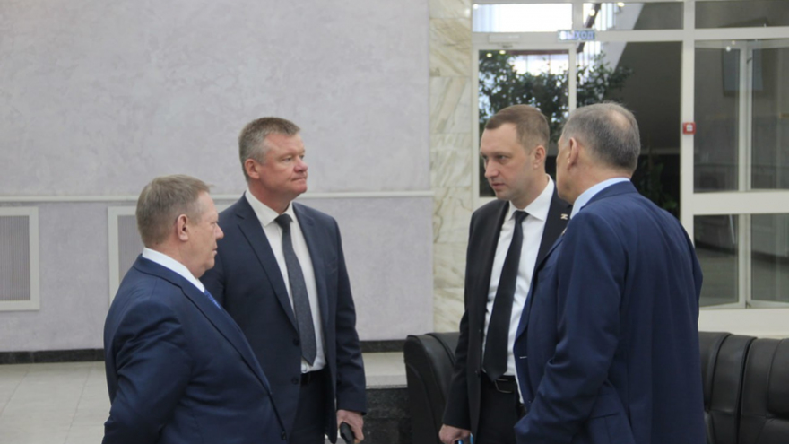 Минимальный уровень безработицы, хороший рост зарплат, крупные инвестпроекты: губернатор отчитывается перед облдумой