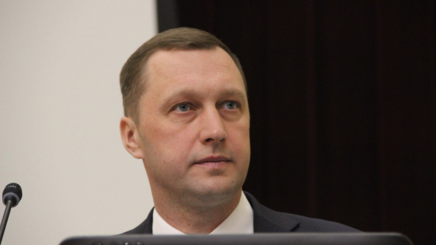Минимальный уровень безработицы, хороший рост зарплат, крупные инвестпроекты: губернатор отчитывается перед облдумой