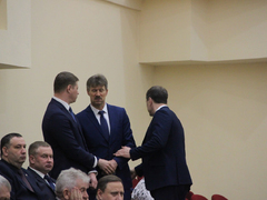 Минимальный уровень безработицы, хороший рост зарплат, крупные инвестпроекты: губернатор отчитывается перед облдумой