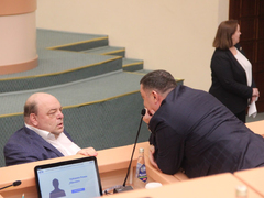Минимальный уровень безработицы, хороший рост зарплат, крупные инвестпроекты: губернатор отчитывается перед облдумой