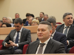 Минимальный уровень безработицы, хороший рост зарплат, крупные инвестпроекты: губернатор отчитывается перед облдумой