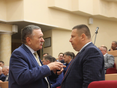 Минимальный уровень безработицы, хороший рост зарплат, крупные инвестпроекты: губернатор отчитывается перед облдумой