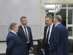 Минимальный уровень безработицы, хороший рост зарплат, крупные инвестпроекты: губернатор отчитывается перед облдумой