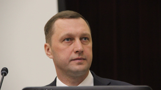 Минимальный уровень безработицы, хороший рост зарплат, крупные инвестпроекты: губернатор отчитывается перед облдумой