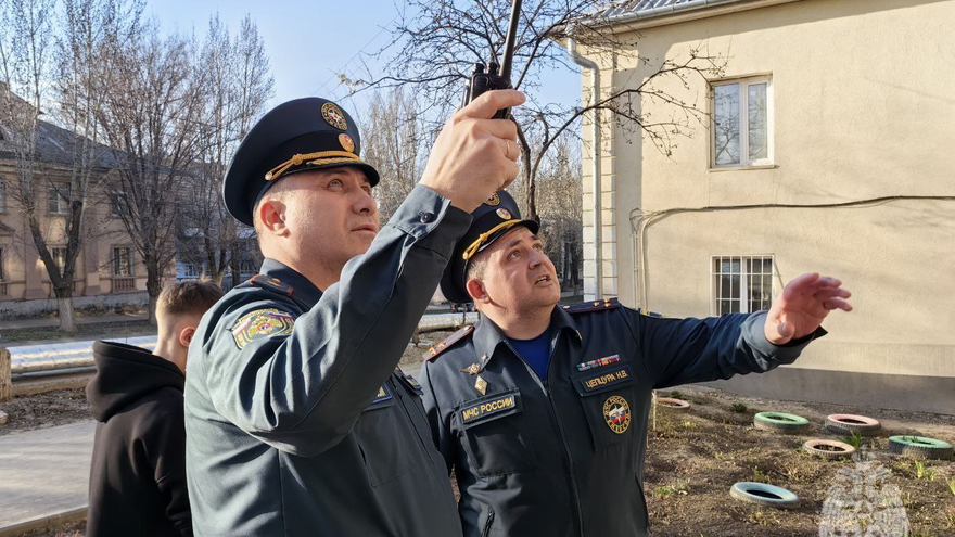 В Саратове загорелась пятиэтажка: взрослых и детей эвакуировали по автолестнице