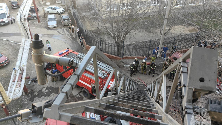 В Саратове загорелась пятиэтажка: взрослых и детей эвакуировали по автолестнице
