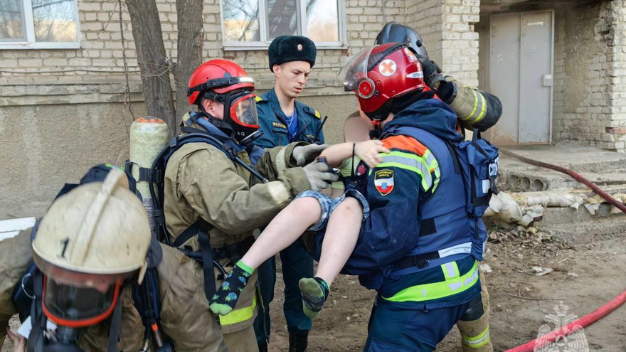 В Саратове загорелась пятиэтажка: взрослых и детей эвакуировали по автолестнице