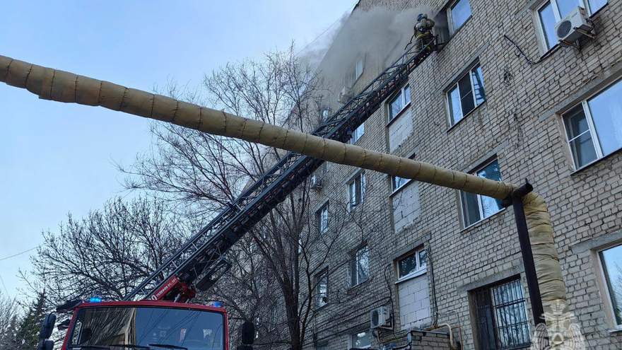 В Саратове загорелась пятиэтажка: взрослых и детей эвакуировали по автолестнице