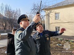 В Саратове загорелась пятиэтажка: взрослых и детей эвакуировали по автолестнице