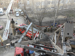 В Саратове загорелась пятиэтажка: взрослых и детей эвакуировали по автолестнице