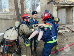 В Саратове загорелась пятиэтажка: взрослых и детей эвакуировали по автолестнице