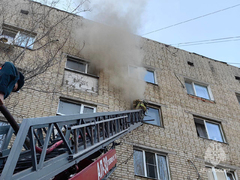 В Саратове загорелась пятиэтажка: взрослых и детей эвакуировали по автолестнице