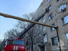 В Саратове загорелась пятиэтажка: взрослых и детей эвакуировали по автолестнице