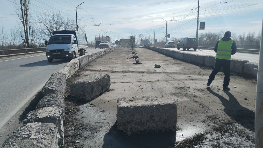 На мосту в Заводском районе клумбу заменят отбойником: дорога станет шире