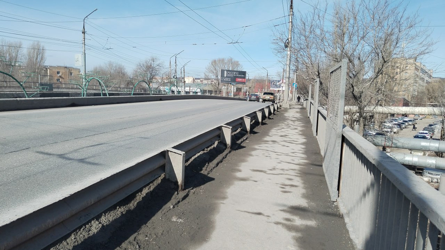 На мосту в Заводском районе клумбу заменят отбойником: дорога станет шире