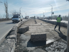 На мосту в Заводском районе клумбу заменят отбойником: дорога станет шире