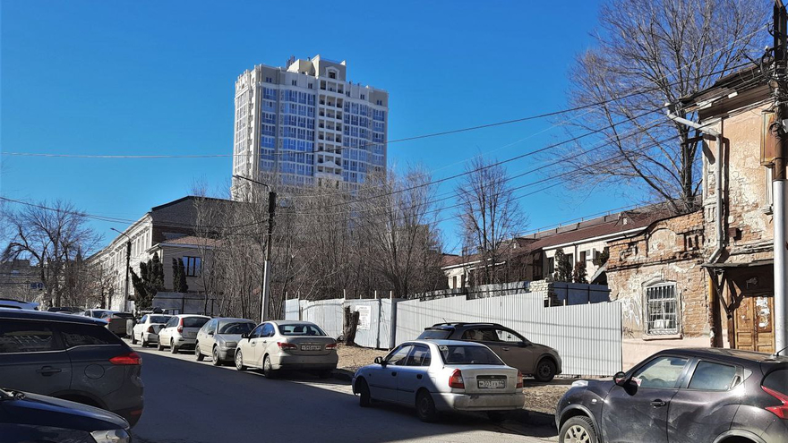 Зеленая комиссия одобрила снос 13 деревьев в центре Саратова ради строительства ангара