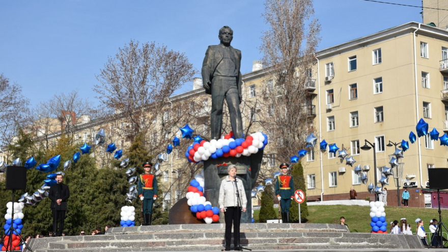 На День космонавтики в Саратов приехали летчик-герой Юрий Шаргин и председатель Госдумы Вячеслав Володин