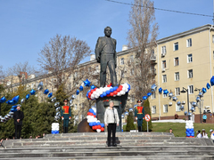 На День космонавтики в Саратов приехали летчик-герой Юрий Шаргин и председатель Госдумы Вячеслав Володин