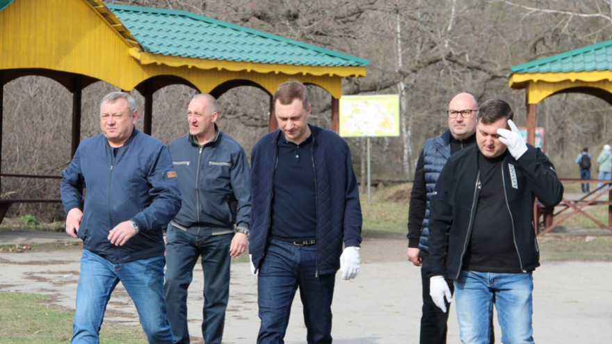 Губернатор Бусаргин высаживал сосны на Кумысной поляне