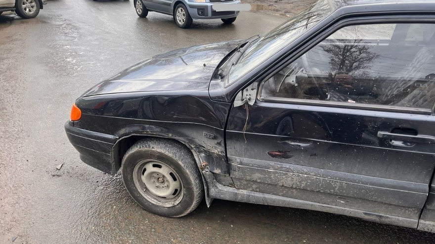 В Балакове у поликлиники столкнулись ВАЗ и скутер