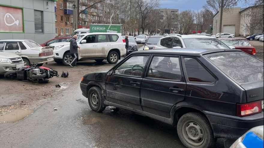 В Балакове у поликлиники столкнулись ВАЗ и скутер