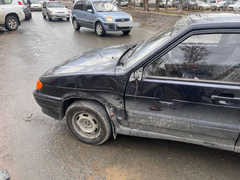 В Балакове у поликлиники столкнулись ВАЗ и скутер