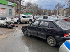 В Балакове у поликлиники столкнулись ВАЗ и скутер