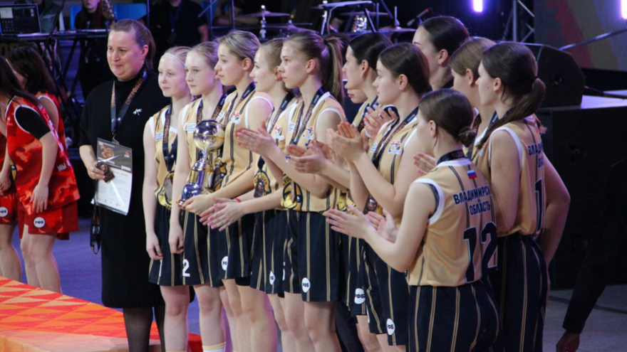 В Саратове наградили победителей чемпионата КЭС-Баскет