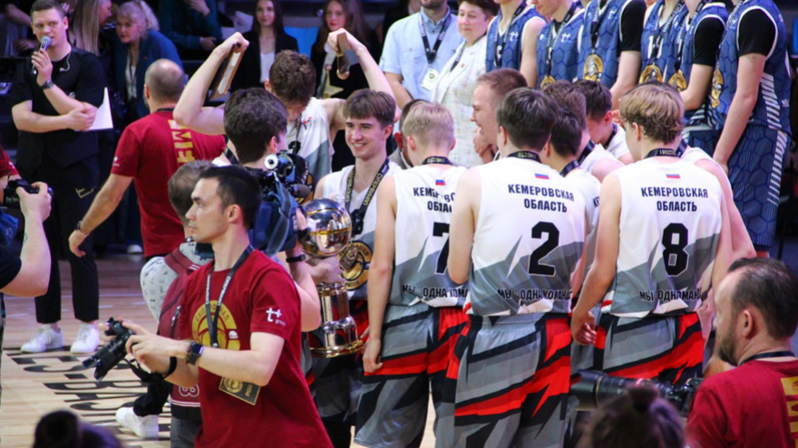 В Саратове наградили победителей чемпионата КЭС-Баскет