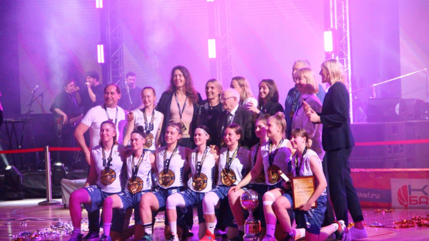 В Саратове наградили победителей чемпионата КЭС-Баскет