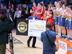 В Саратове наградили победителей чемпионата КЭС-Баскет